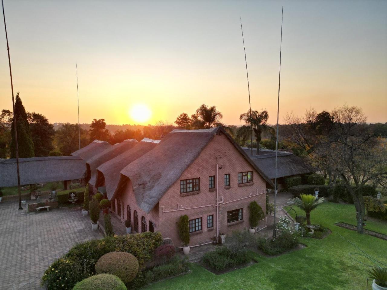 Owls Loft Guest House มิดแรนด์ ภายนอก รูปภาพ