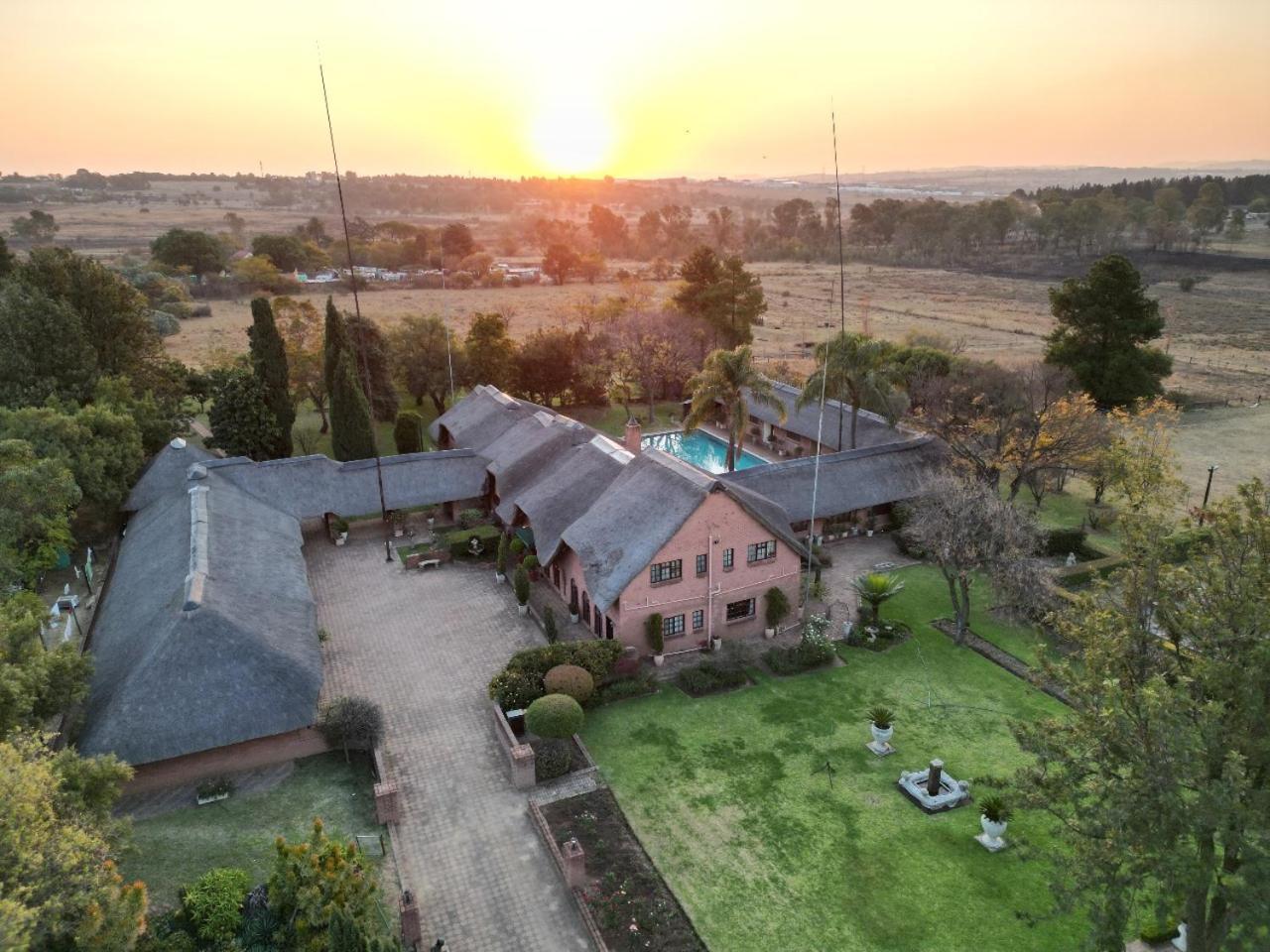 Owls Loft Guest House มิดแรนด์ ภายนอก รูปภาพ