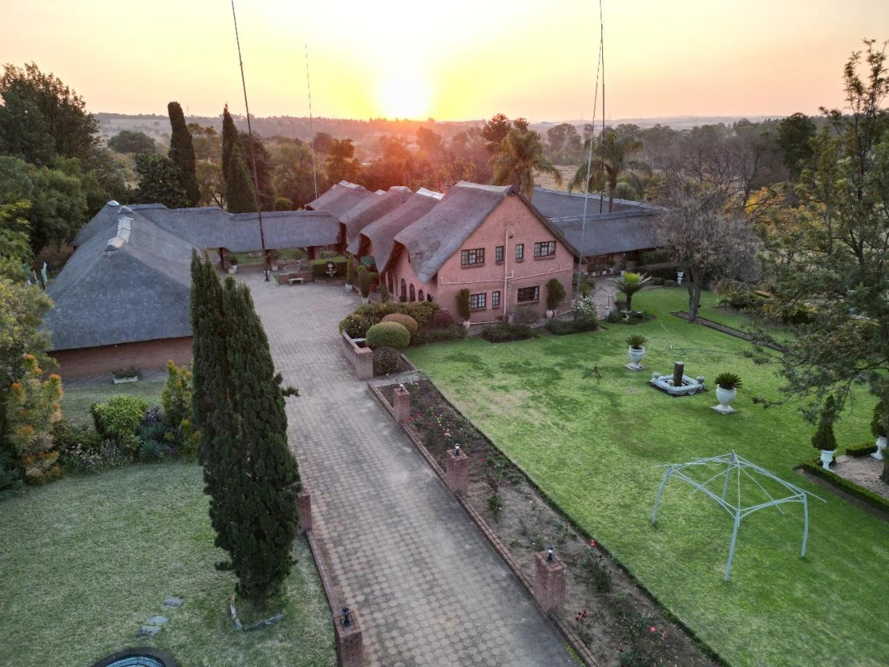 Owls Loft Guest House มิดแรนด์ ภายนอก รูปภาพ